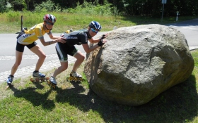 Annett und Sabine bewegen einen Findling in Nochten